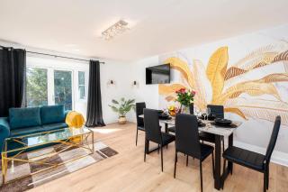 Spacious 3 Bedroom Home with 6 Beds Private Garden and Driveway Parking - 2