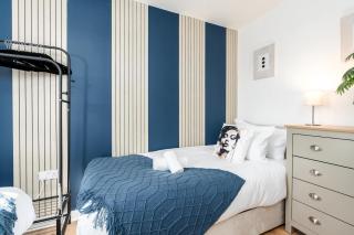 Spacious 3 Bedroom Home with 6 Beds Private Garden and Driveway Parking - 1