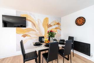 Spacious 3 Bedroom Home with 6 Beds Private Garden and Driveway Parking - 3