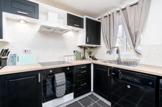 Spacious 3 Bedroom Home with 6 Beds Private Garden and Driveway Parking - 8