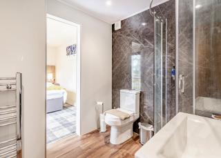 Woodland Lakes Boutique Lodges - 4