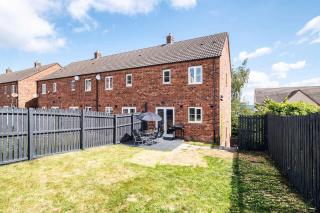 Spacious 5 Bedroom 2 Bathroom Home with 12 Beds and Private Driveway Parking - 2