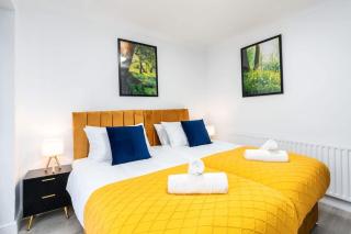 Spacious 4 Bedroom House with 8 Beds and Private Driveway Parking - 4