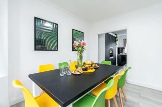 Spacious 4 Bedroom House with 8 Beds and Private Driveway Parking - 7