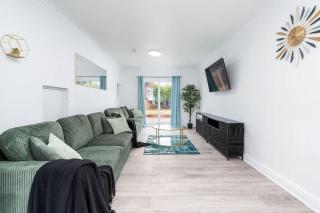 Spacious 4 Bedroom House with 8 Beds and Private Driveway Parking - 0