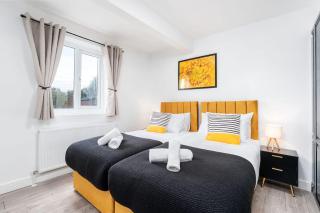 Spacious 4 Bedroom House with 8 Beds and Private Driveway Parking - 3