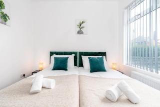 4 Bedroom House with 2 Bathrooms - Back Garden with Outdoor Seating Sleeps 7 - 0