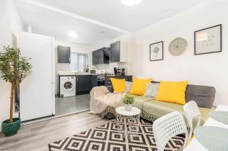 4 Bedroom House with 2 Bathrooms - Back Garden with Outdoor Seating Sleeps 7 - 9