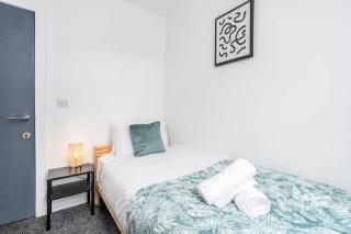 4 Bedroom House with 2 Bathrooms - Back Garden with Outdoor Seating Sleeps 7 - 4