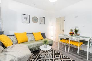 4 Bedroom House with 2 Bathrooms - Back Garden with Outdoor Seating Sleeps 7 - 1