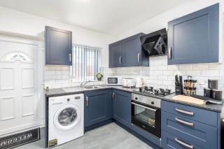 4 Bedroom House with 2 Bathrooms, Garden and Free Parking, Sheffield - 7