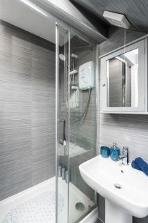 4 Bedroom House with 2 Bathrooms, Garden and Free Parking, Sheffield - 1