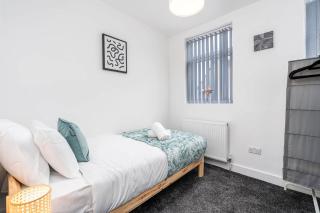 4 Bedroom House with 2 Bathrooms, Garden and Free Parking, Sheffield - 3