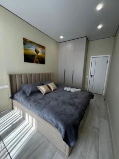 Просторная и светлая квартира в центре Алматы - 0