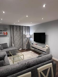 Room in Stylish City Apartment - 3