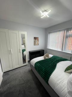 Luxury Airport Home with Driveway and Garden- Sleeps 7 - 6