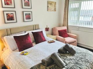 Lovely 4-Bed home sleeps 8 Nr Bolton Stadium & M61 - 8