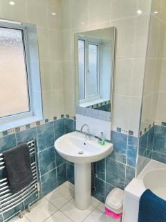 Lovely 4-Bed home sleeps 8 Nr Bolton Stadium & M61 - 3