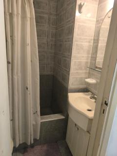 Un ambiente con balcon a la calle, excelente ubicación! - 6