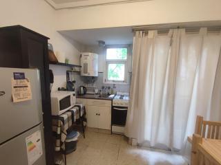 Un ambiente con balcon a la calle, excelente ubicación! - 2