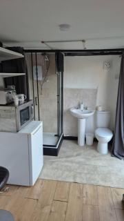 Bright Tiny Studio with Shower & Kitchenette - 8