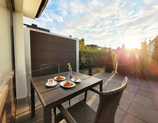 Moderne 1 Zimmer Ferienwohnung mit Sonnenterrasse und Parkplatz, in ruhiger Lage, nur wenige Gehminuten zum Ostsee Sandstrand - 1