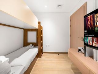 Elite Nest - Luxurious 4BR with PS5 Room, 1 min to F1, Ferrari World & SeaWorld - 5