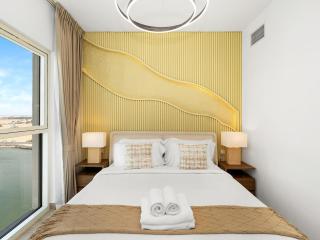 Elite Nest - Luxurious 4BR with PS5 Room, 1 min to F1, Ferrari World & SeaWorld - 4