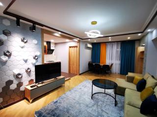 Luxury 3 Bedroom Apartment by Republic Square - 0