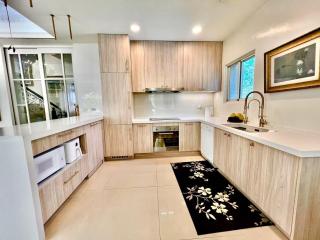 Peeks meet moon gallery & house - 1