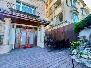 Peeks meet moon gallery & house - 5