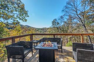 Camp Dancing Bears - Wifi, Riverfront, Pet Friendly, Fire Pit, Grill, Deck, Fishing, Games, Fireplace, King Bed - 5