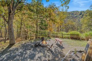 Camp Dancing Bears - Wifi, Riverfront, Pet Friendly, Fire Pit, Grill, Deck, Fishing, Games, Fireplace, King Bed - 4