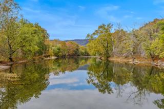 Camp Dancing Bears - Wifi, Riverfront, Pet Friendly, Fire Pit, Grill, Deck, Fishing, Games, Fireplace, King Bed - 8