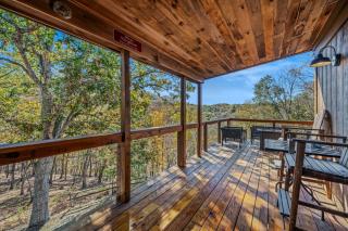 Camp Dancing Bears - Wifi, Riverfront, Pet Friendly, Fire Pit, Grill, Deck, Fishing, Games, Fireplace, King Bed - 3