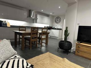 Brain Properties Limited - Contractor and Leisure Stay 4 Bedroom all ensuite house with Parking - 8