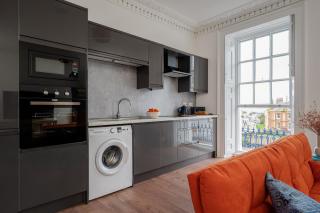 Stylish 2-Bed Apartment by Torquay Harbour - 9