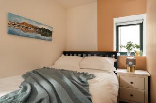 Stylish 2-Bed Apartment by Torquay Harbour - 7