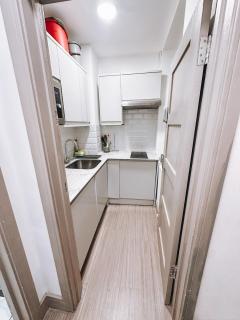 Spacious Studio In The Heart of Ealing Broadway - 4