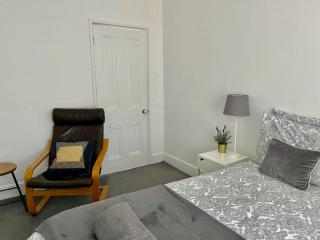 Large Bright Character Apartment with Balcony - 6