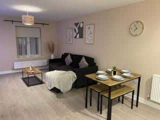 2 Bed Apartment Free Parking Close to Gatwick - 4