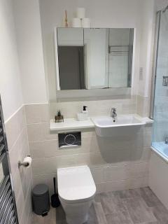 2 Bed Apartment Free Parking Close to Gatwick - 3