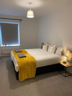 2 Bed Apartment Free Parking Close to Gatwick - 2