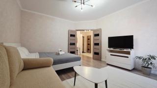 51 возле Байтерека, 2х комн с 2-мя кроватями,раскладным диваном и раздельным санузлом на 1-6 гостей, центр - 4