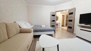 51 возле Байтерека, 2х комн с 2-мя кроватями,раскладным диваном и раздельным санузлом на 1-6 гостей, центр - 1