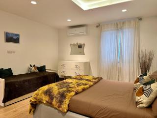 SeaFront Harbour Haven - Steps to Ferry, Shops and Beaches - 8