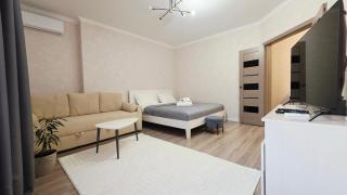 51 возле Байтерека, 2х комн с 2-мя кроватями,раскладным диваном и раздельным санузлом на 1-6 гостей, центр - 4