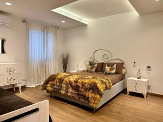 SeaFront Harbour Haven - Steps to Ferry, Shops and Beaches - 6