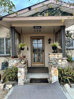 Desert Dreams with Your Furry Friend: Pet-Friendly Rental Under the Stars - 3