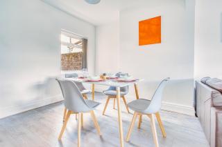 Modern 3-Bed Home Sleeps 6 with Parking & Fast WiFi Perfect for Contractors & Long Stays - 2